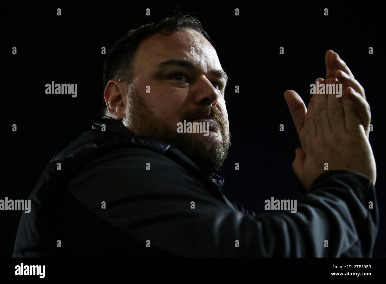 Wimbledon, Reino Unido. 4 de diciembre de 2023. Ben Smith manager de Ramsgate agradece el apoyo de viaje a tiempo completo durante el partido de la segunda ronda de la Copa FA entre AFC Wimbledon y Ramsgate en Plough Lane, Wimbledon el lunes 4 de diciembre de 2023. (Foto: Tom West | MI News) Crédito: MI News & Sport /Alamy Live News Foto de stock