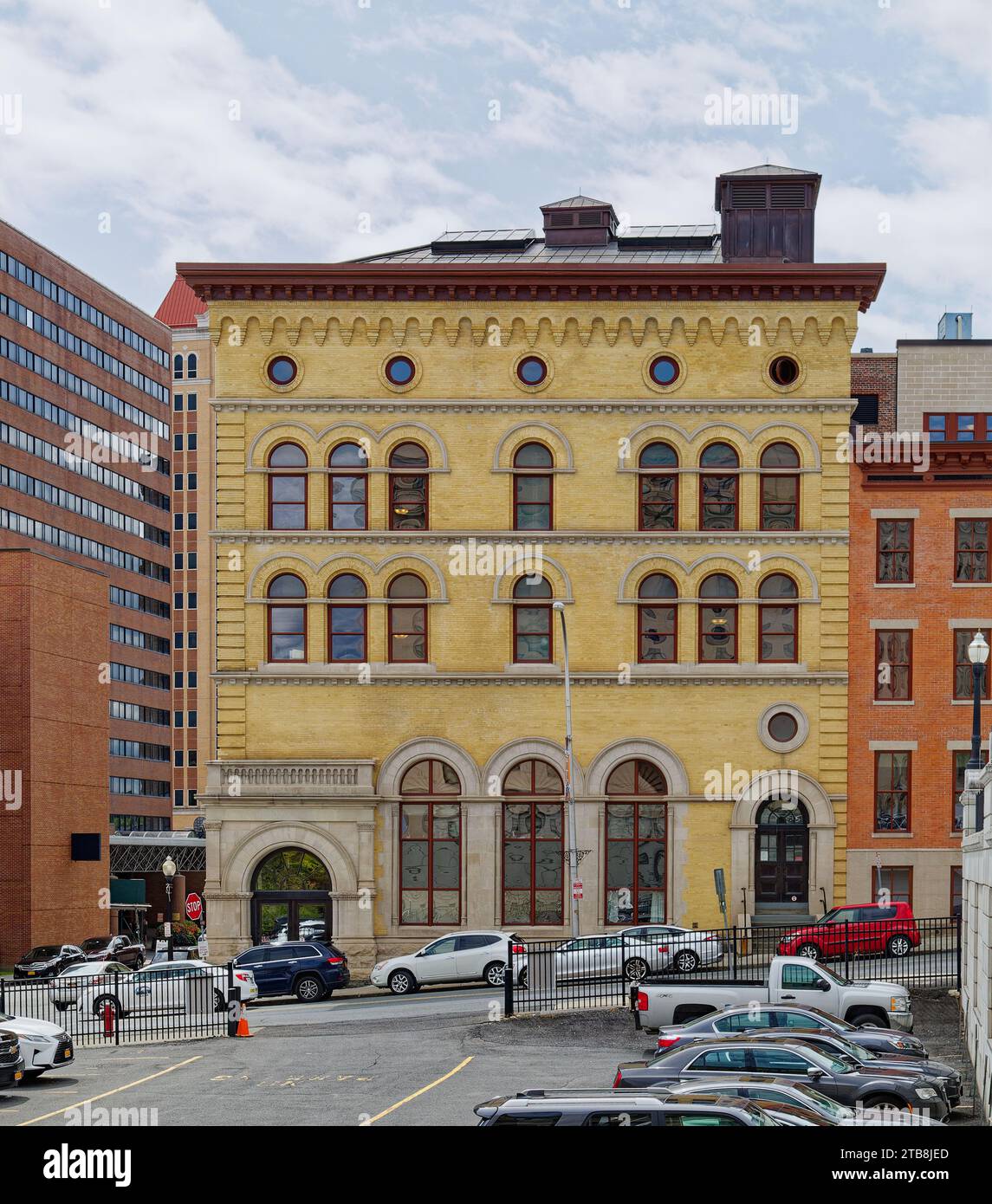 Originalmente una escuela y convento, ladrillo amarillo St. Mary’s Centennial Hall, 17 Lodge Street, ahora se utiliza para las oficinas del gobierno del estado de Nueva York. Foto de stock