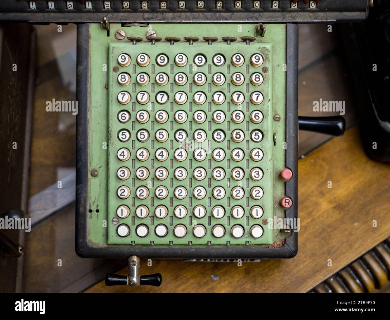 Diseño simple de las teclas numéricas en la calculadora mecánica antigua o máquina de contabilidad Foto de stock