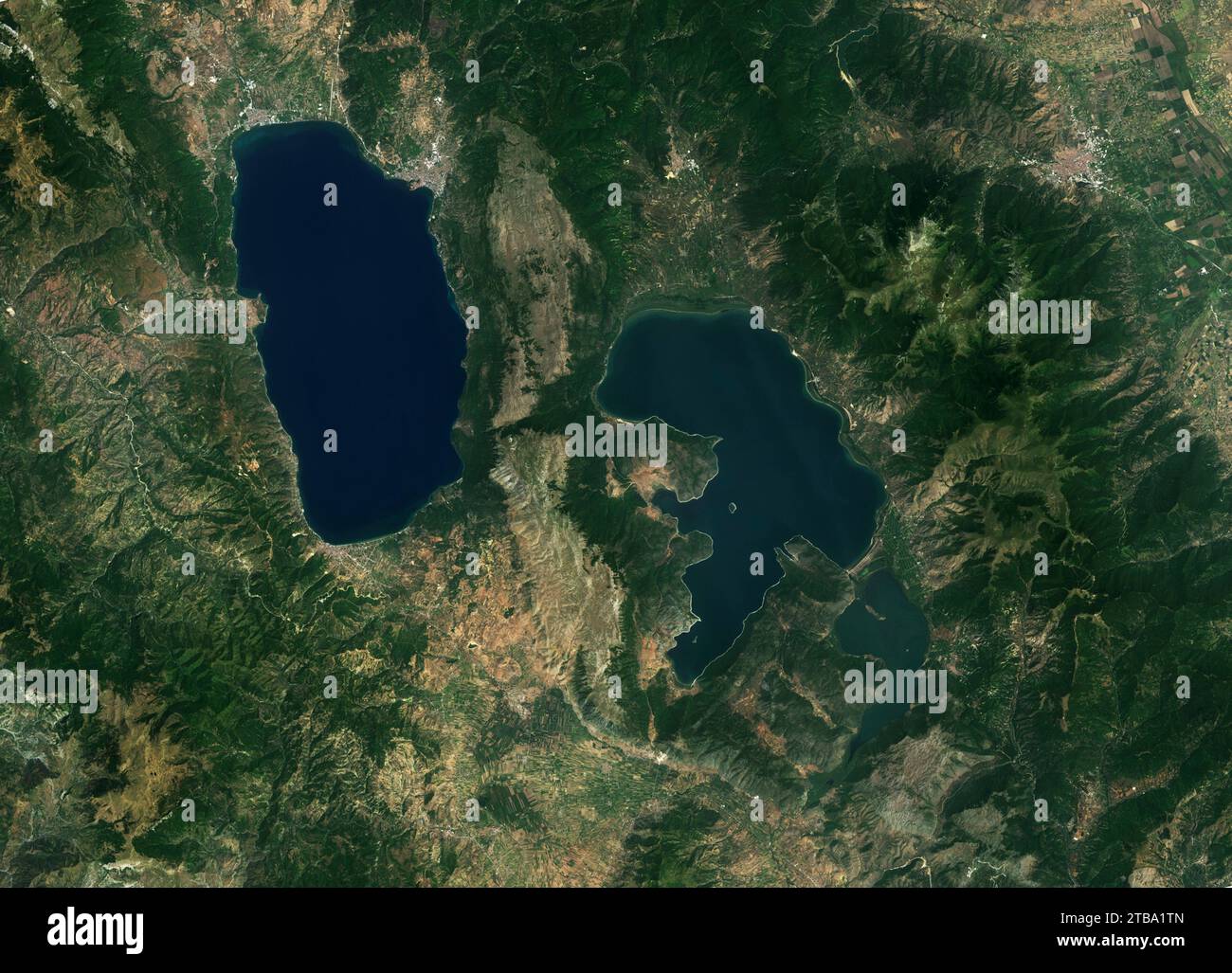 Vista satelital en color natural del lago Ohrid y el lago Prespa en los Balcanes. Foto de stock