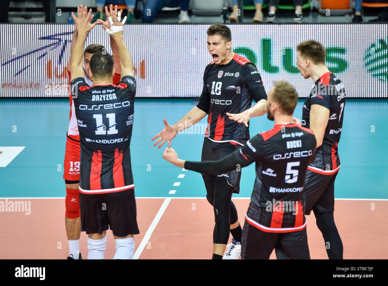 LUBIN, POLONIA - 15 DE OCTUBRE de 2022: Partido de Voleibol Polaco PlusLiga Masculino Cuprum Lubin VS Asseco Resovia Rzeszow 0:3. Alegría de Klemen Cebulj (18) y té Foto de stock