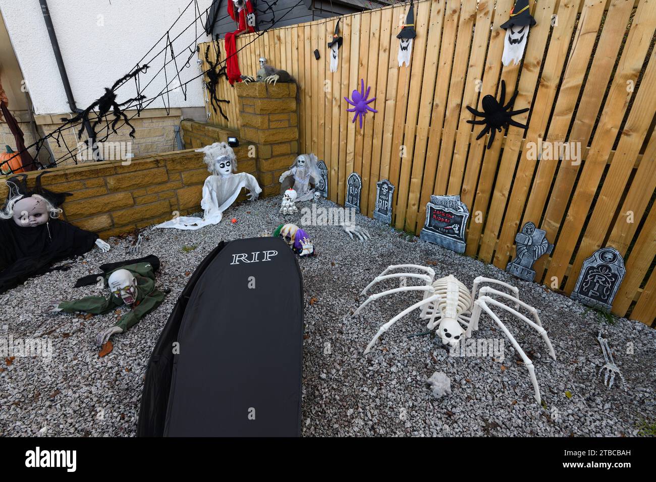 Decoraciones de jardín de miedo para Halloween en Escocia Foto de stock