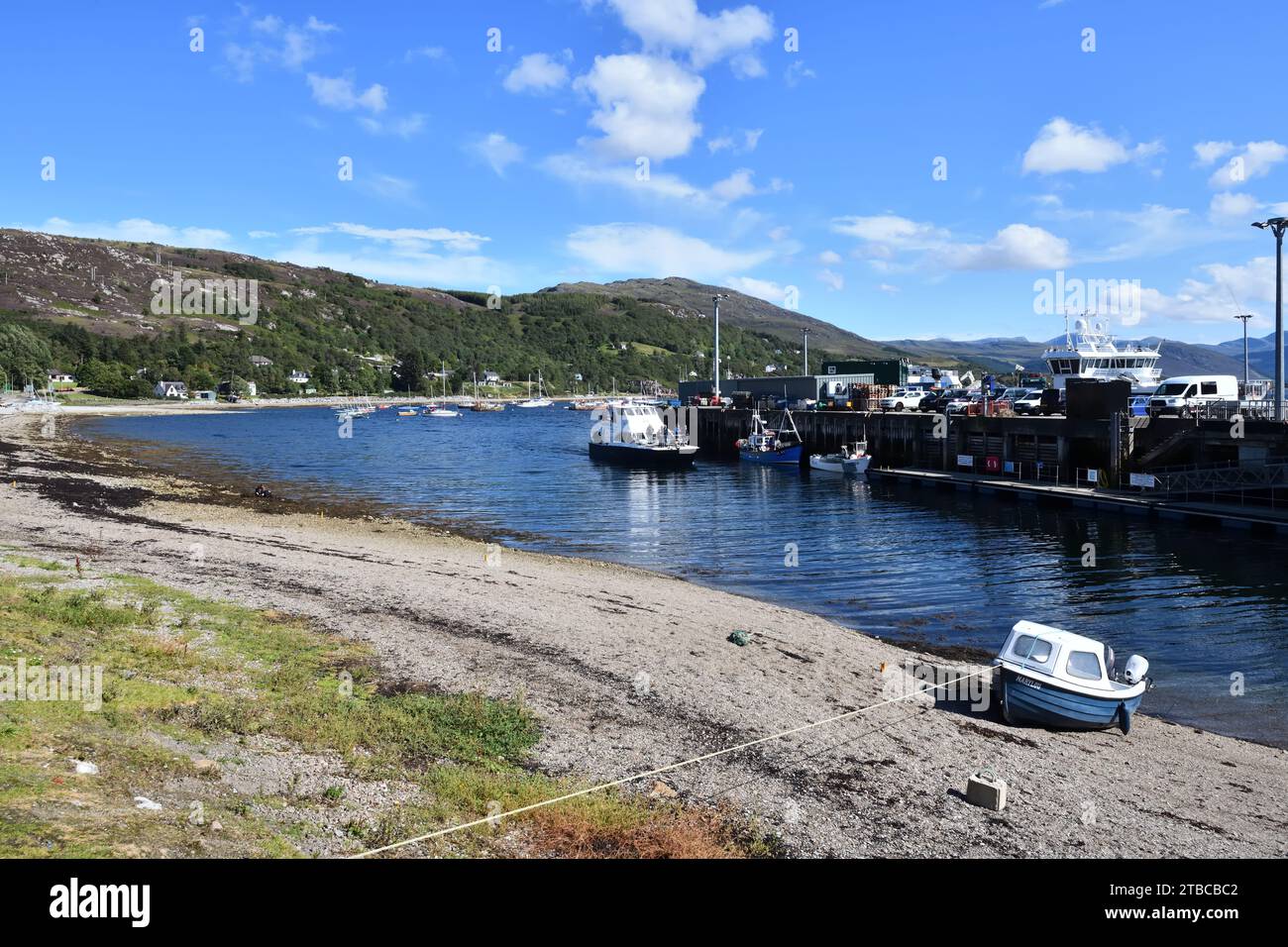 Puerto costero de la ciudad en la región noroeste de las tierras altas de Escocia Foto de stock