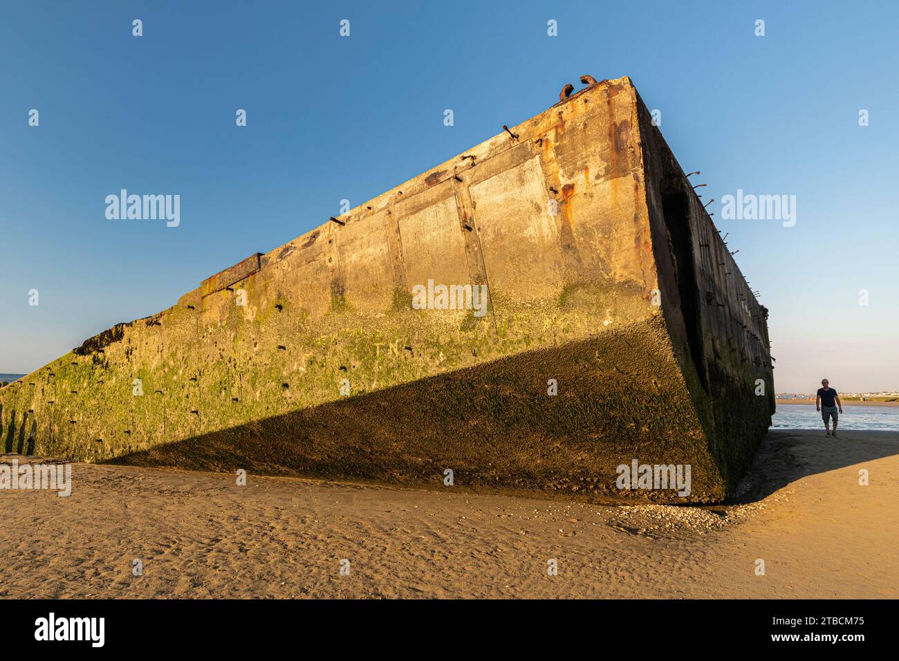 Playa de oro y monumento conmemorativo, Arromanches-les-Bains, Calvados, Baja Normandía, Francia Foto de stock