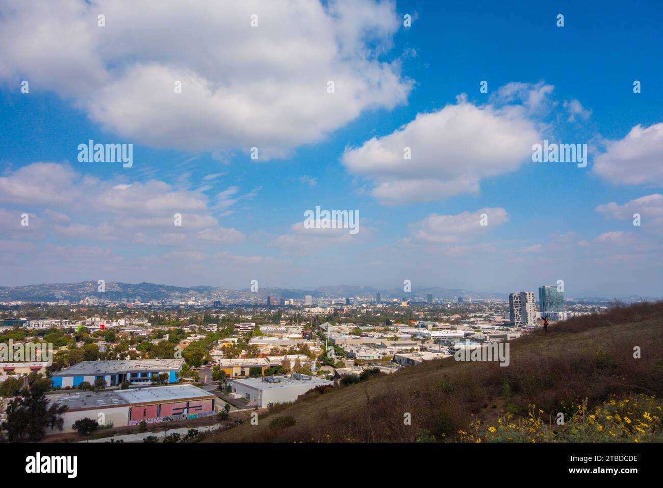 Culver City en el día nublado de la fiesta tomado de Baldwin Hills Vista panorámica. Foto de stock