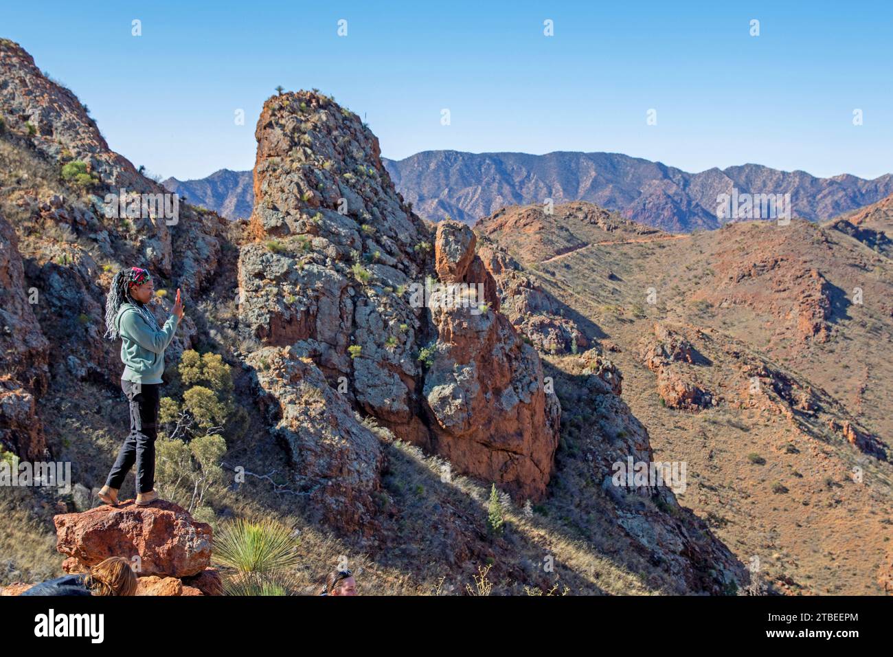 Mujer en Split Rock en el Ridgetop Track, Arkaroola Wilderness Sanctuary Foto de stock