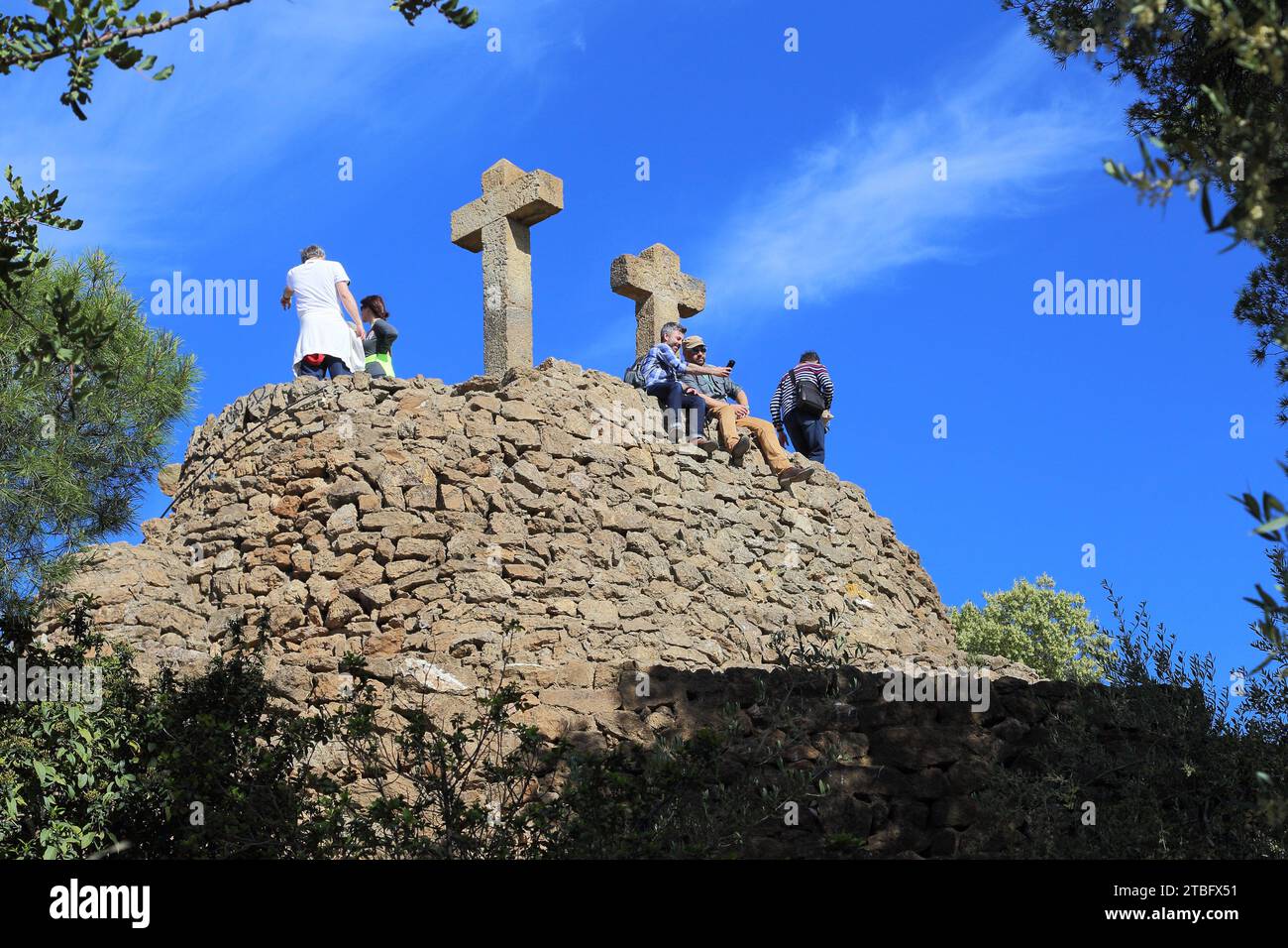 BARCELONA, ESPAÑA - 13 DE MAYO de 2017: Estas personas no identificadas en la plataforma de observación de Cross Hill en el Parque Guell. Foto de stock