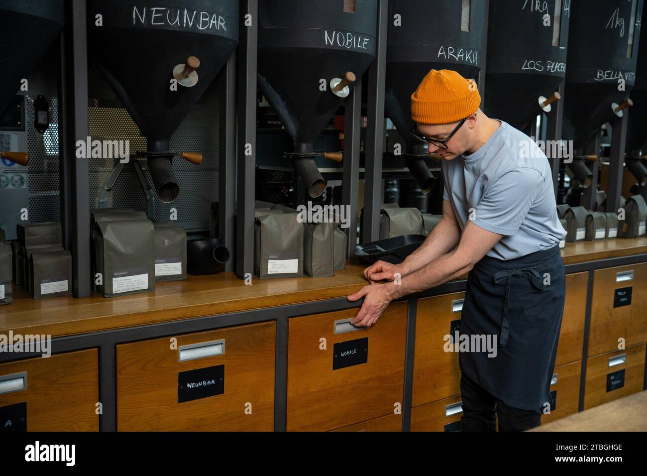 https://c8.alamy.com/compes/2tbghge/barista-preparando-el-cafe-antes-del-dia-de-trabajo-cafetera-vertiendo-vigas-para-la-elaboracion-de-bebidas-energeticas-2tbghge.jpg