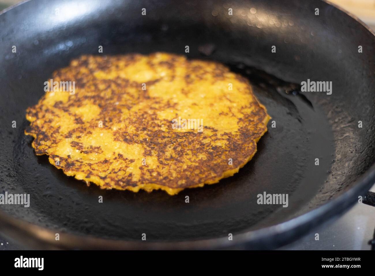Fotografia do Stock: Comida típica de Venezuela servido en plato para  restaurante, cachapas con relleno de queso jamón, cochino frito