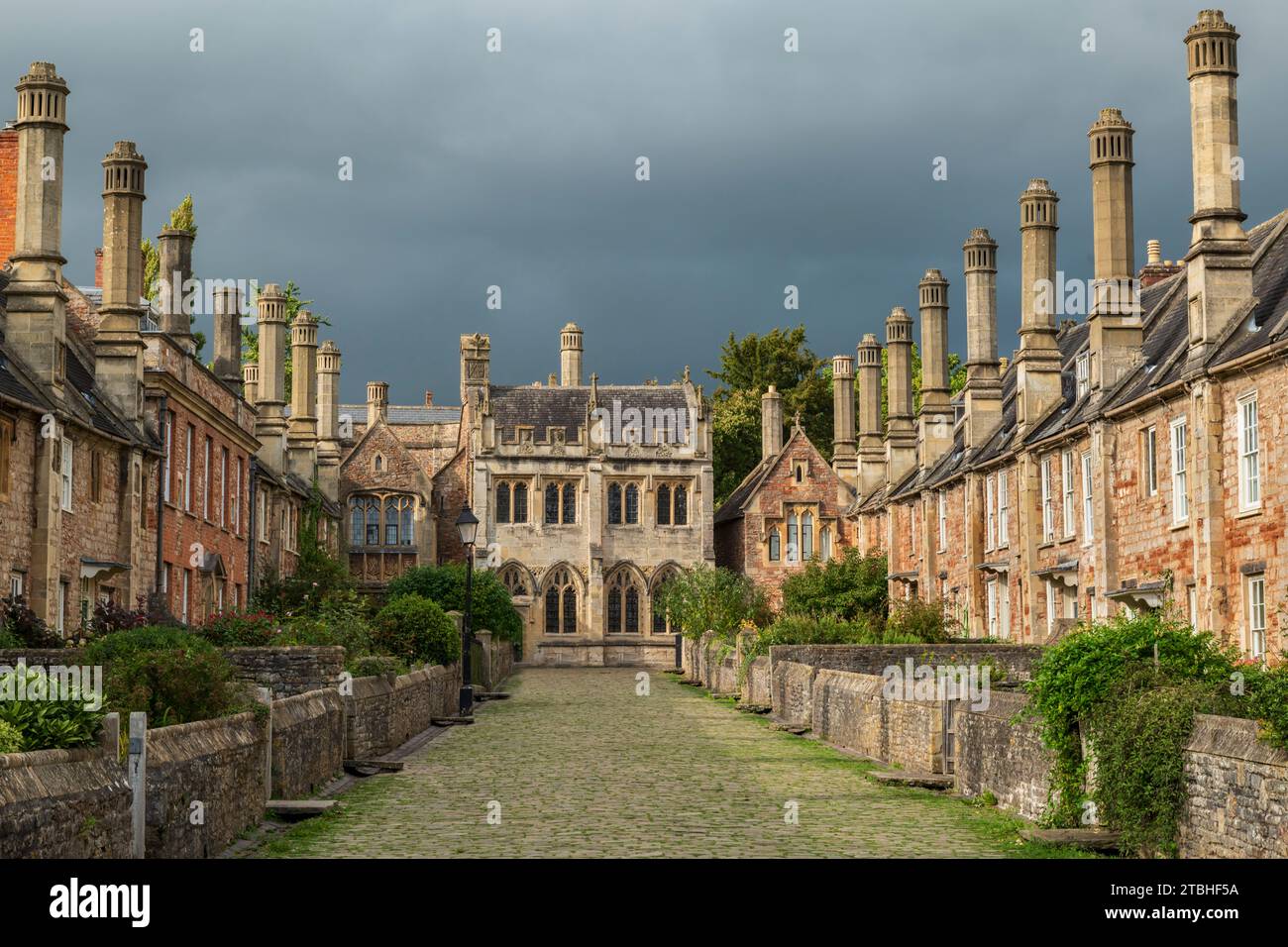 Vicars Close, la calle residencial más antigua de Europa, en la ciudad Catedral de Wells, Somerset, Inglaterra. Otoño (septiembre) 2023. Foto de stock