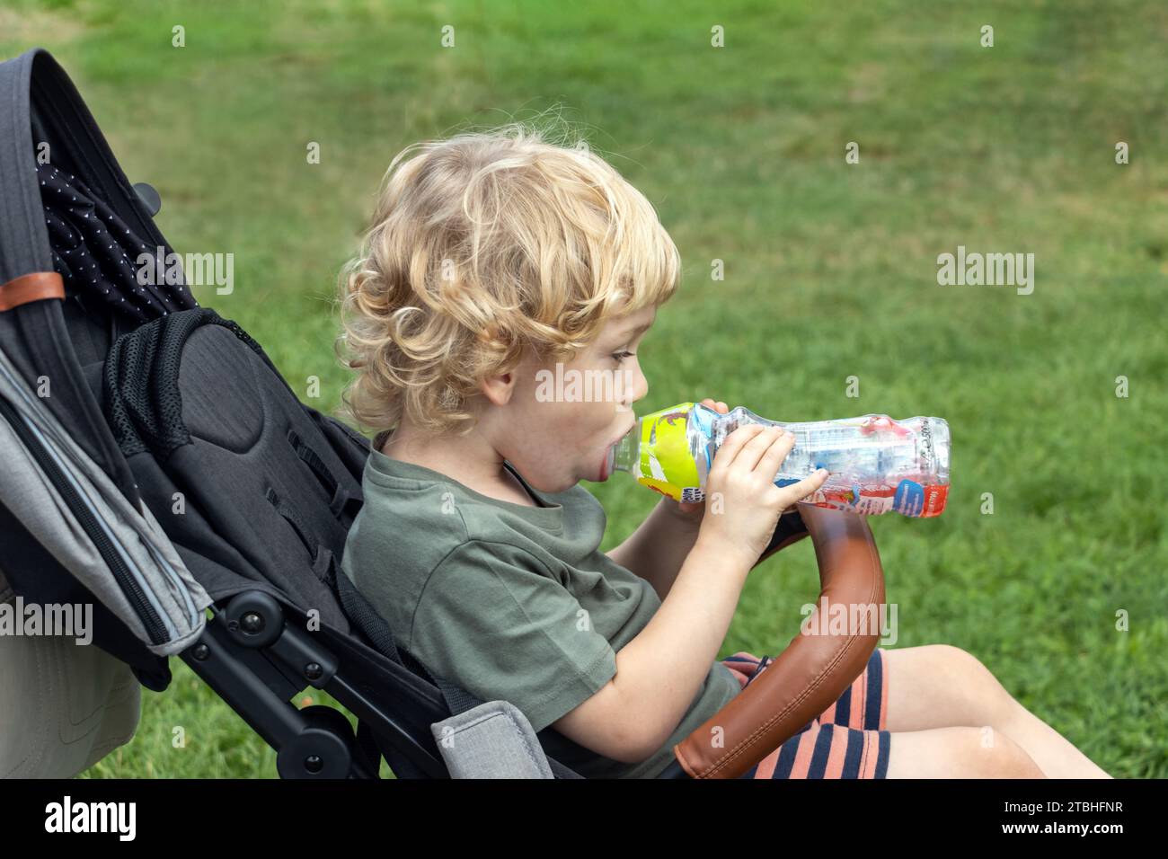 Bebé juguetes de plástico en un carrito de juguete de plástico Fotografía  de stock - Alamy