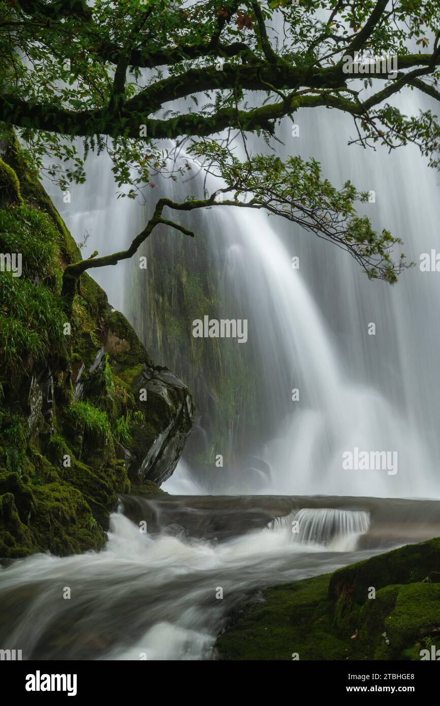 Cascada de Ceunant Mawr en el pueblo de Llanberis, Snowdonia National Park, Gales, Reino Unido. Otoño (octubre) 2023. Foto de stock