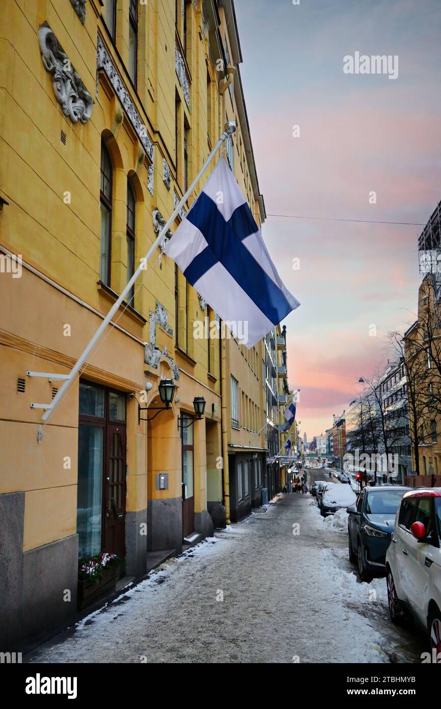 Bandera Nacional de Finlandia en el centro de Helsinki en el 106o Día de la Independencia de Finlandia. 6 de diciembre de 2023. Foto de stock