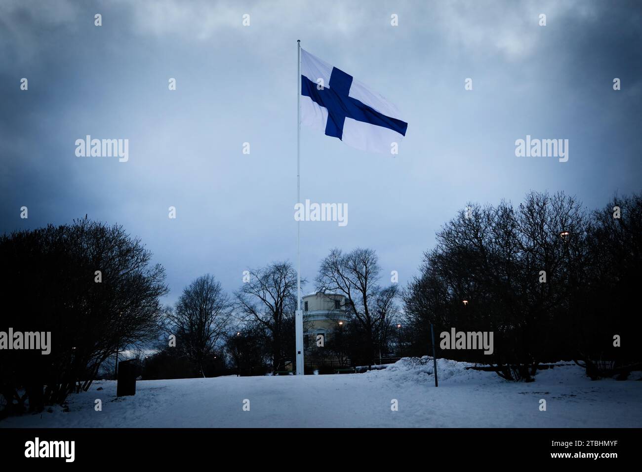 Las festividades oficiales del Día de la Independencia de Finlandia generalmente comienzan con el alzamiento de la bandera en Tähtitorninmäki en Helsinki, Finlandia. 6 de diciembre de 2023. Foto de stock