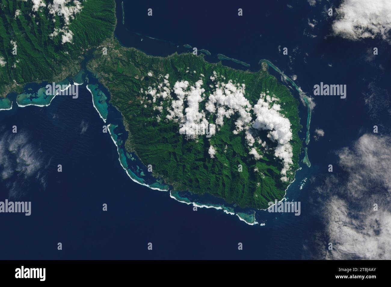 Imagen satelital en color natural de Tahití, una isla de la Polinesia Francesa. Foto de stock