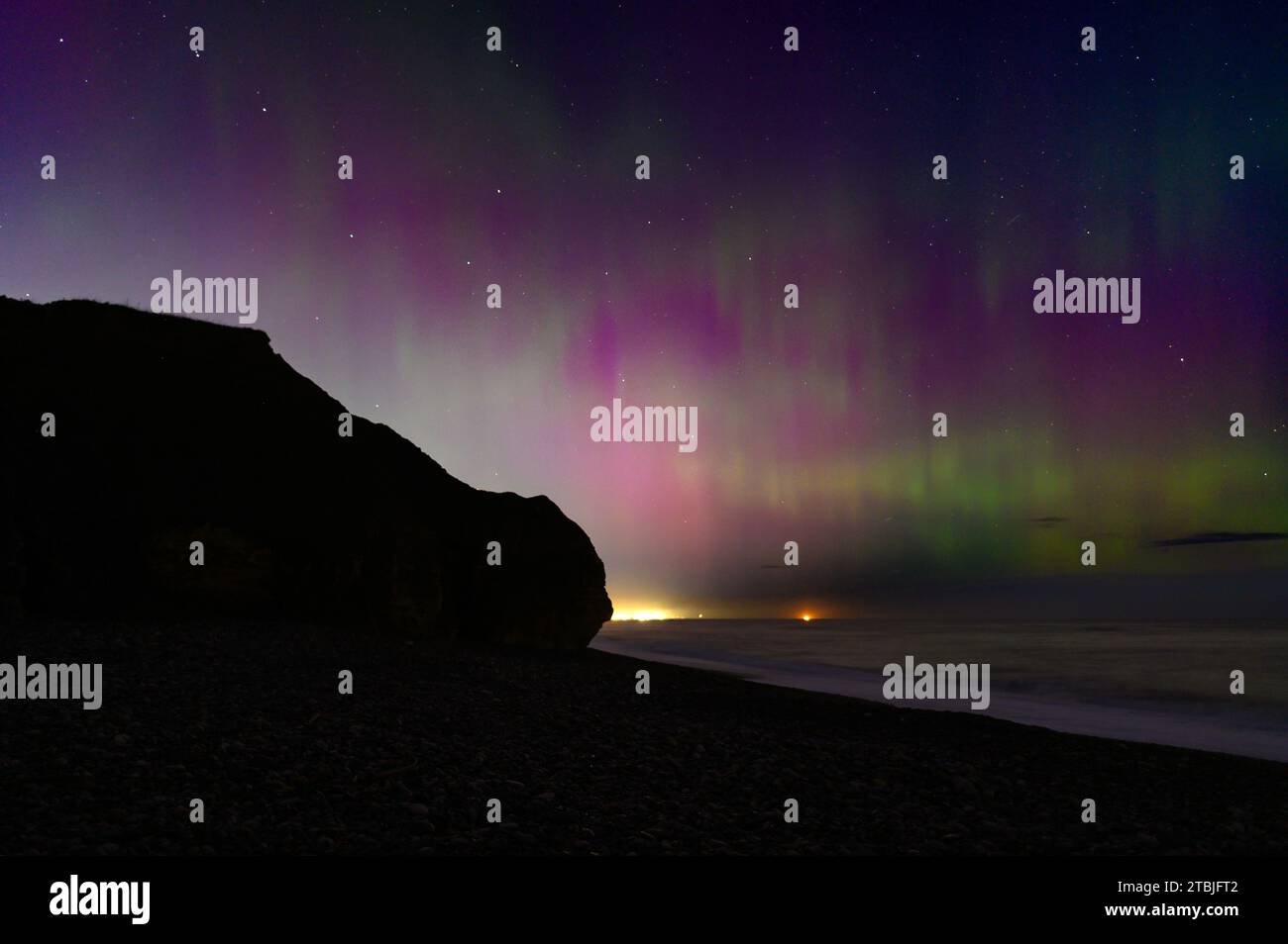 Aurora boreal en la playa de Seaham, Durham Foto de stock