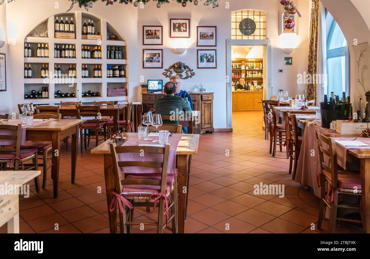 Interior, restaurante histórico Home of Wine (Casa del vino), Isera