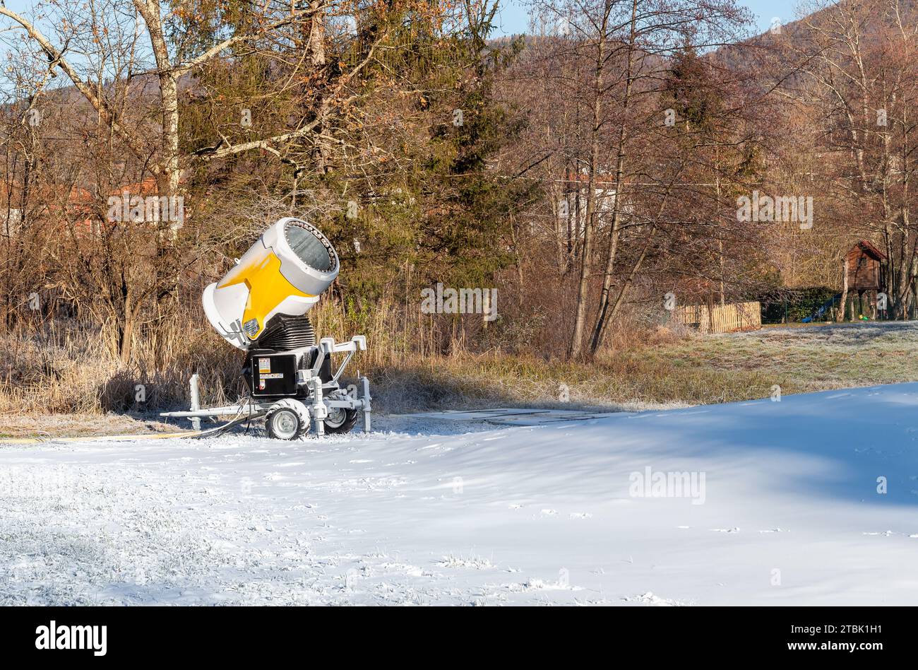 Cañón de nieve para producir nieve artificial para pistas de esquí. Sistema de nieve artificial. Foto de stock