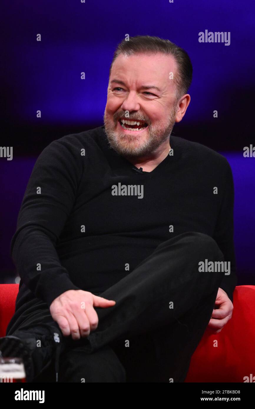 EDITORIAL USE SOLO Ricky Gervais durante la filmación del Graham Norton Show en el BBC Studioworks 6 Television Centre, Wood Lane, Londres, que se transmitirá en BBC One el viernes por la noche. Fecha de la foto: Jueves 7 de diciembre de 2023. Crédito de la foto: Matt Crossick/PA Wire Foto de stock
