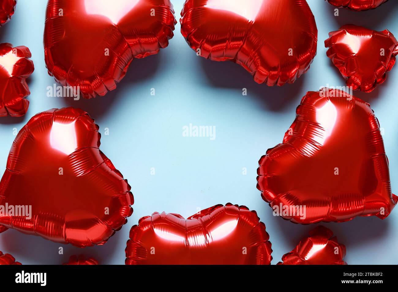 Bastidor de corazón hecho de globos con forma corazones rojos sobre fondo  blanco, aislado. El amor o el día de San Valentín concepto Fotografía de  stock - Alamy