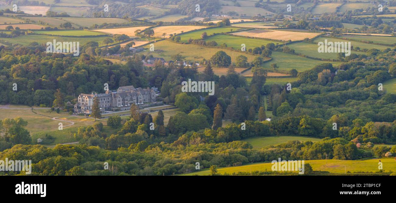 Bovey Castle, una mansión del siglo XIX ahora es un hotel de 5 estrellas, rodeado por la ondulante campiña de Dartmoor, Devon, Inglaterra. Verano (junio) 2023. Foto de stock