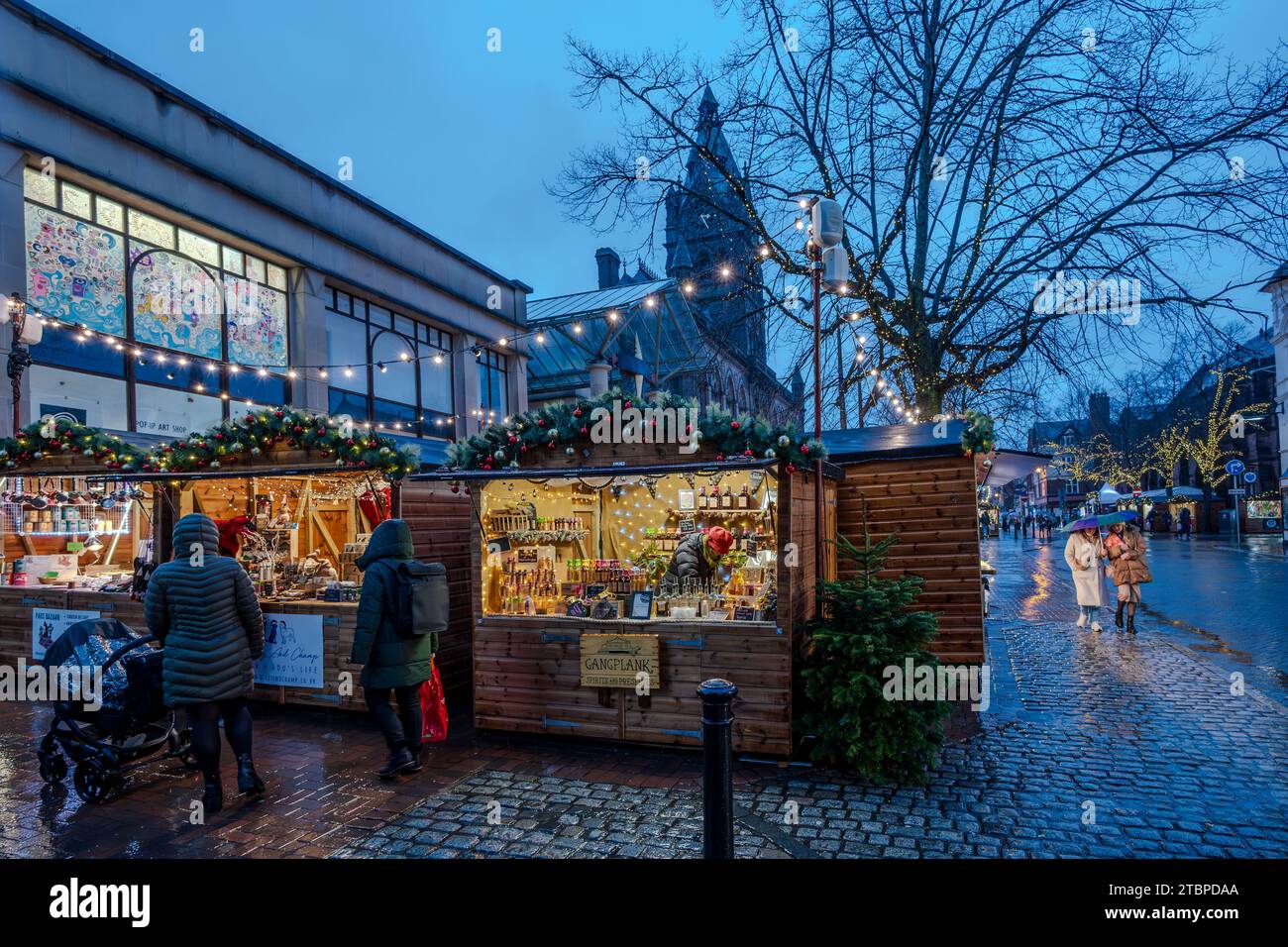 El mercado de Navidad frente al ayuntamiento de Chester parece bastante sombrío bajo la lluvia. Foto de stock