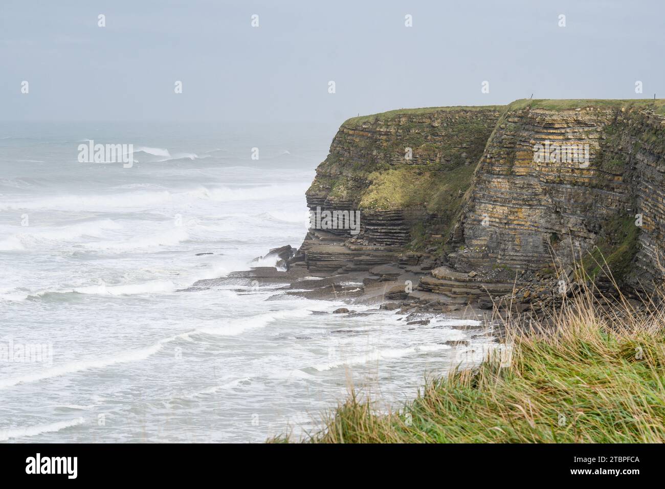Fuertes olas rompiendo en los acantilados de Galizano en Cantabria Foto de stock
