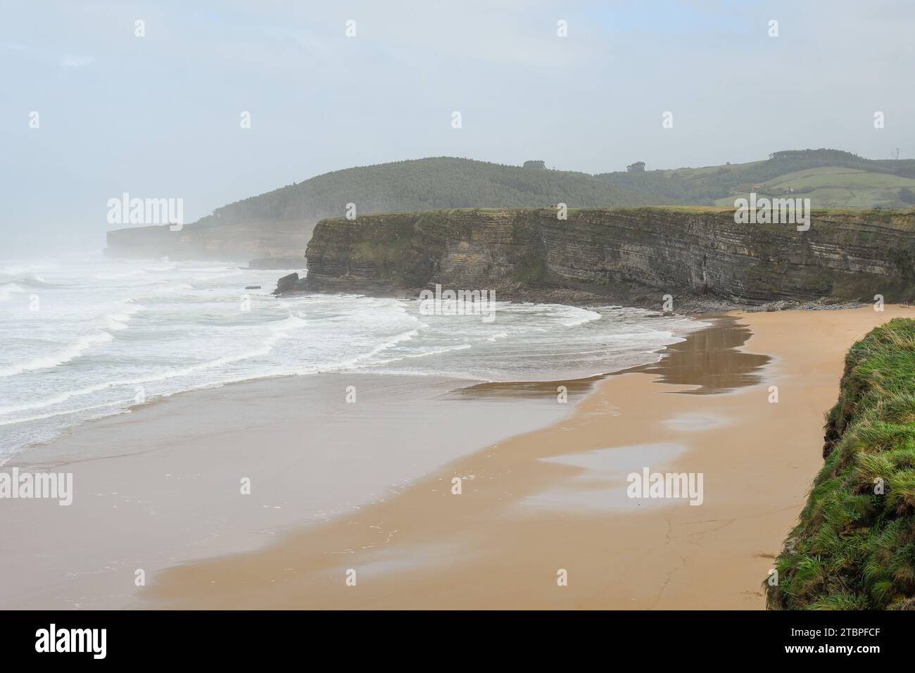 Fuertes olas rompiendo en los acantilados de Galizano en Cantabria Foto de stock