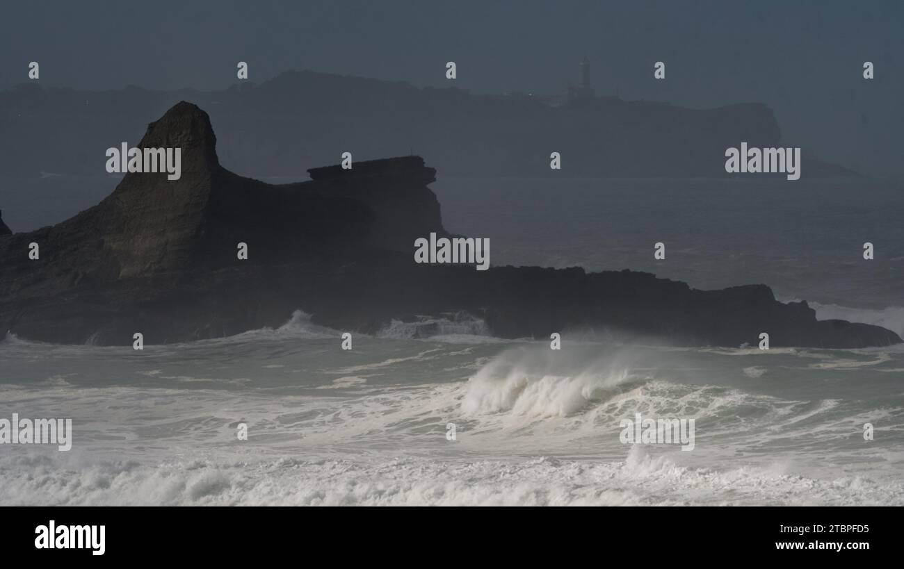 Fuertes olas rompiendo en los acantilados de Galizano en Cantabria Foto de stock