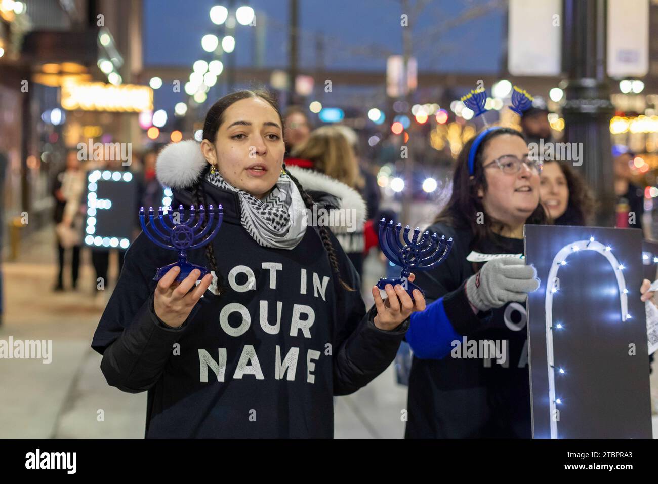 Detroit, Michigan, Estados Unidos. 7 de diciembre de 2023. En la primera noche de Hanukkah, los judíos por el Cesamiento del Fuego llevaron menorahs, pidiendo un alto el fuego en los combates en Gaza. Crédito: Jim West/Alamy Live News Foto de stock