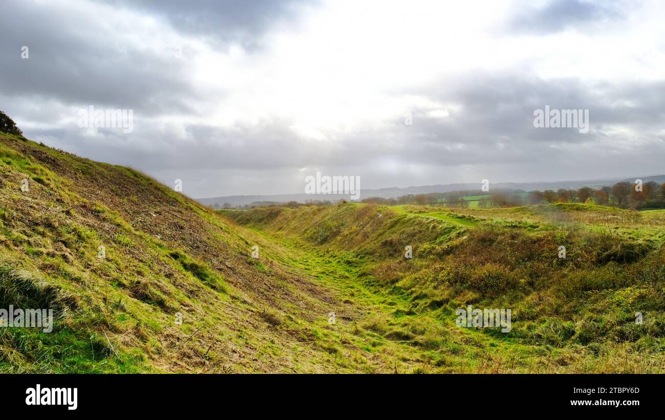 Las murallas defensivas de los anillos de Badbury, Dorset - John Gollop Foto de stock