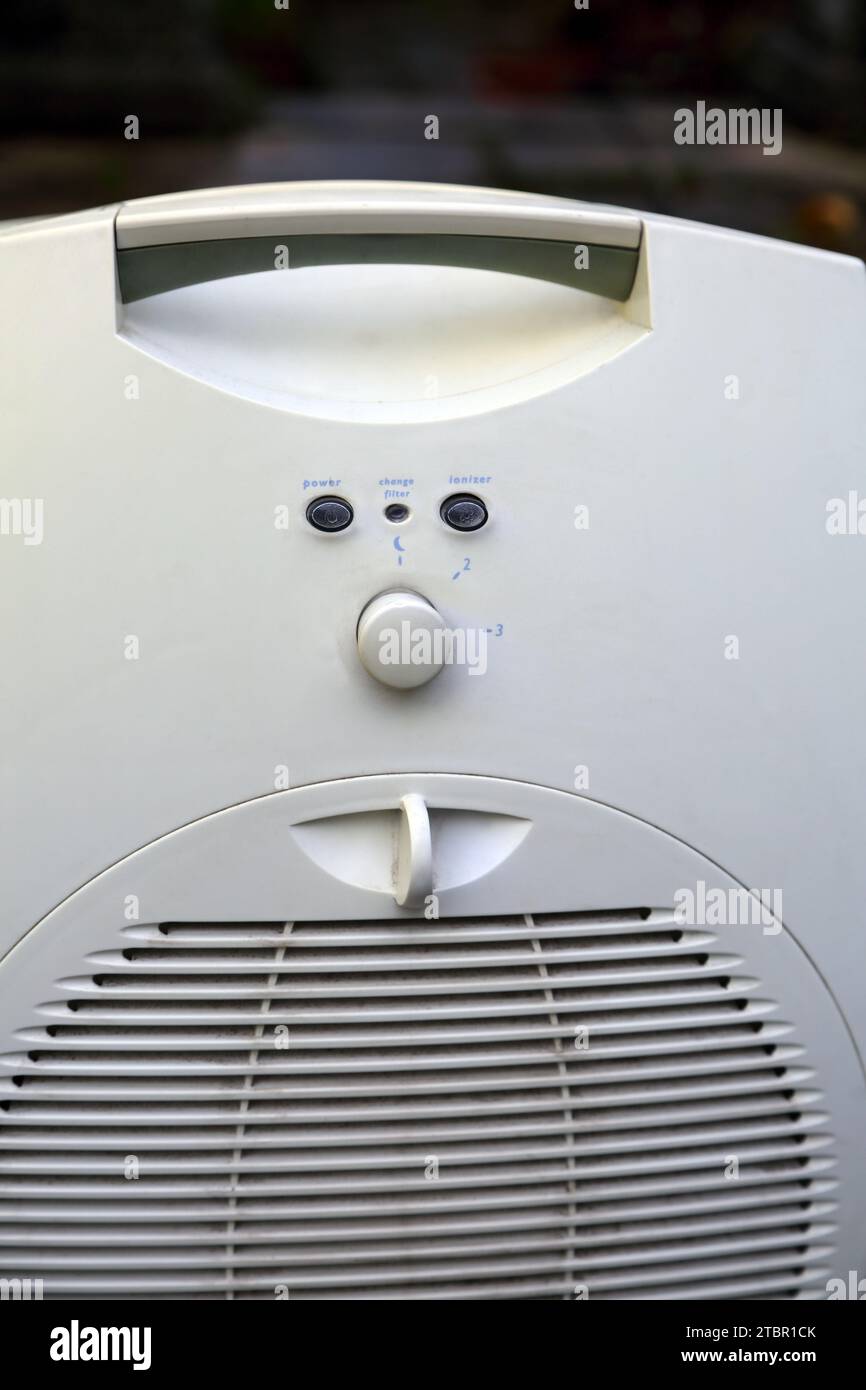 Un gran purificador de aire que parece que tiene una cara (Paredolia) Foto de stock