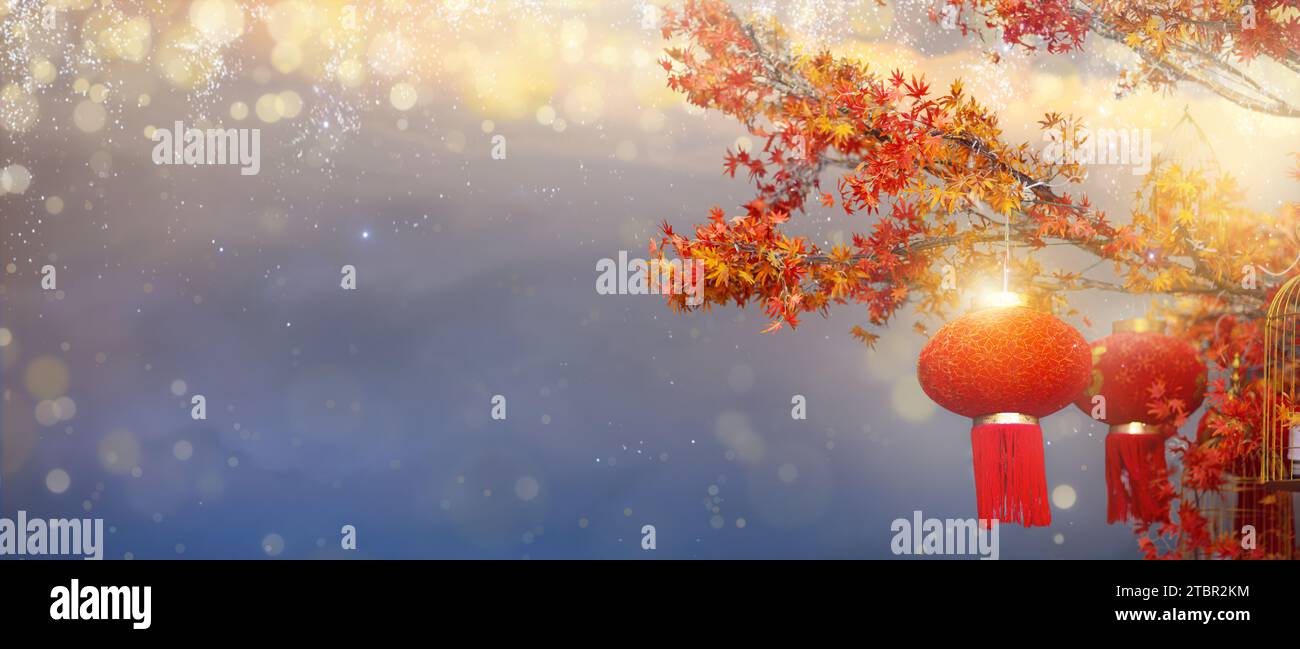 Celebración del año nuevo chino en Asia. Linterna roja y dorada en el árbol de arce japonés para la fiesta de año nuevo lunar. Fondo con brillo y luces bokeh Foto de stock