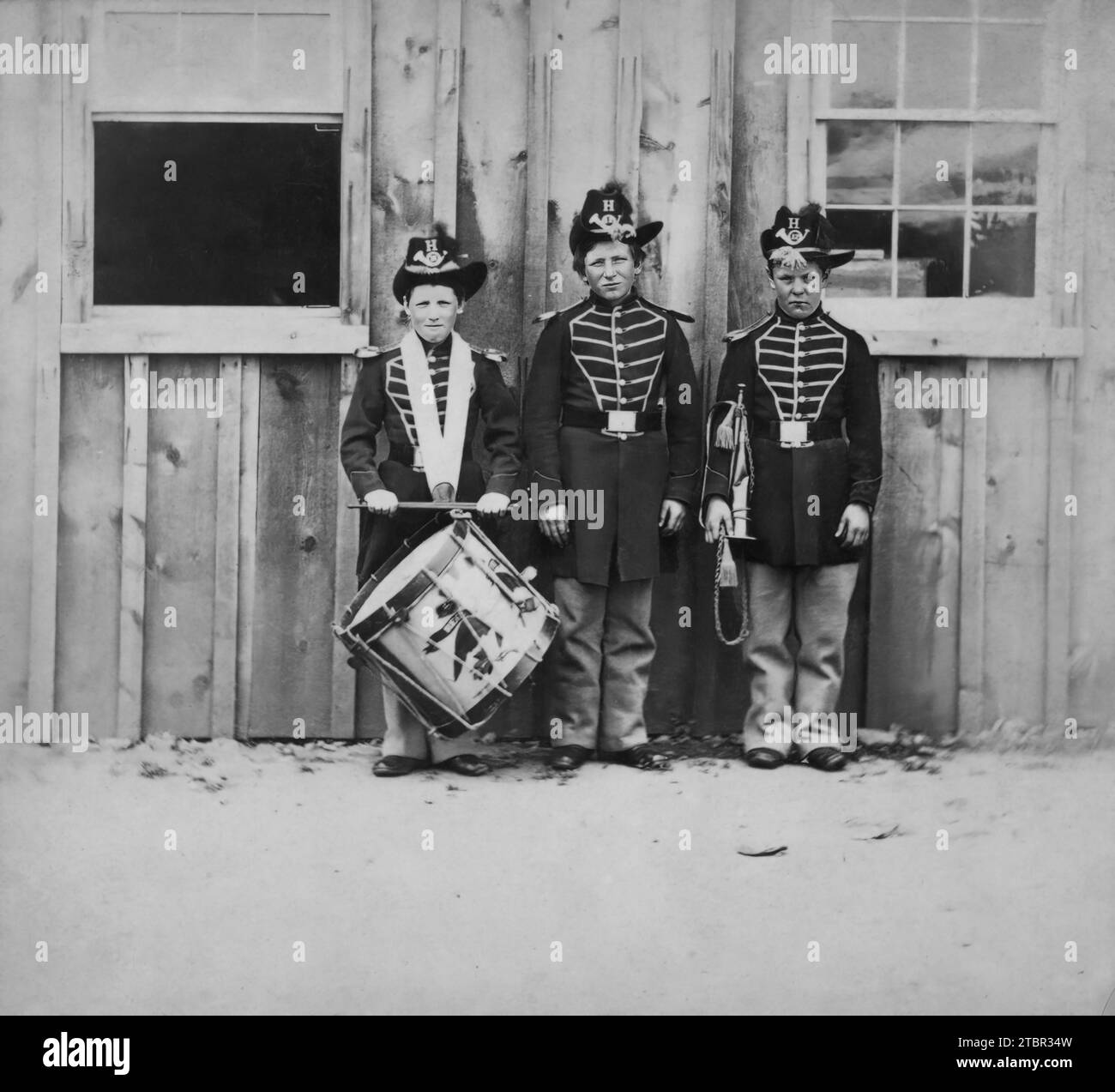 Tres muchachos bateristas del 12º Regimiento de la Infantería de los Estados Unidos en Fort Hamilton que han estado en 9 batallas de la rebelión. Circa 1862-63. POR E. & H. T. Foto de stock