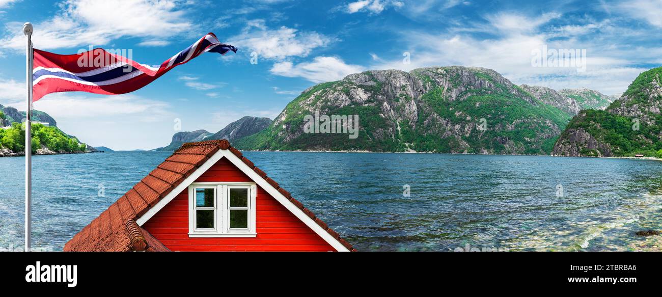 Casa roja en un fiordo en Noruega Foto de stock