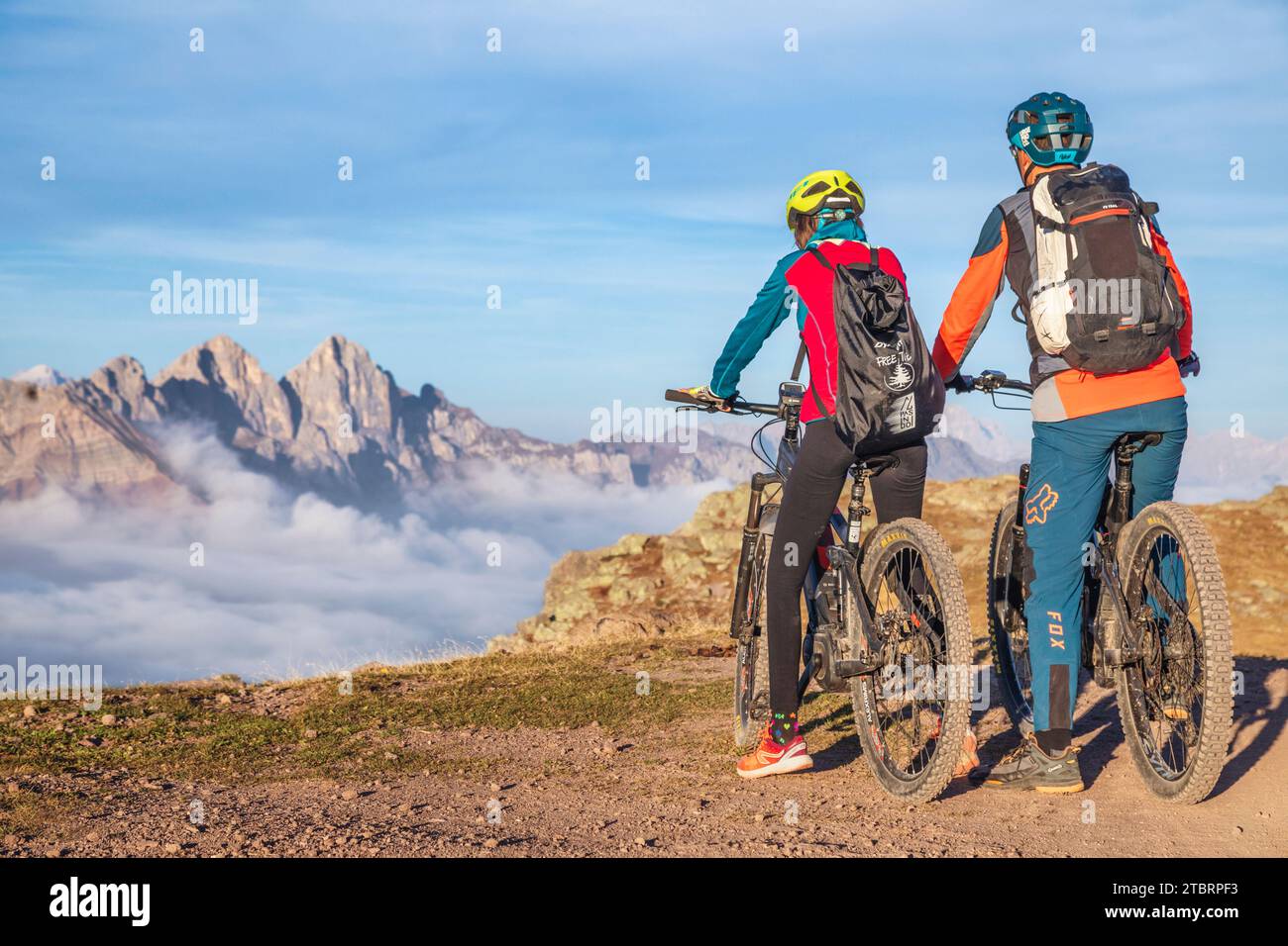 Italia, Véneto, provincia de Belluno, Falcade, actividades al aire libre con la familia, padre e hija durante un recorrido en bicicleta eléctrica para admirar las montañas al atardecer Foto de stock