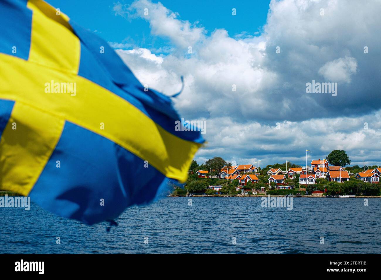 Idilio escandinavo con bandera sueca, Karlskrona, Suecia Foto de stock