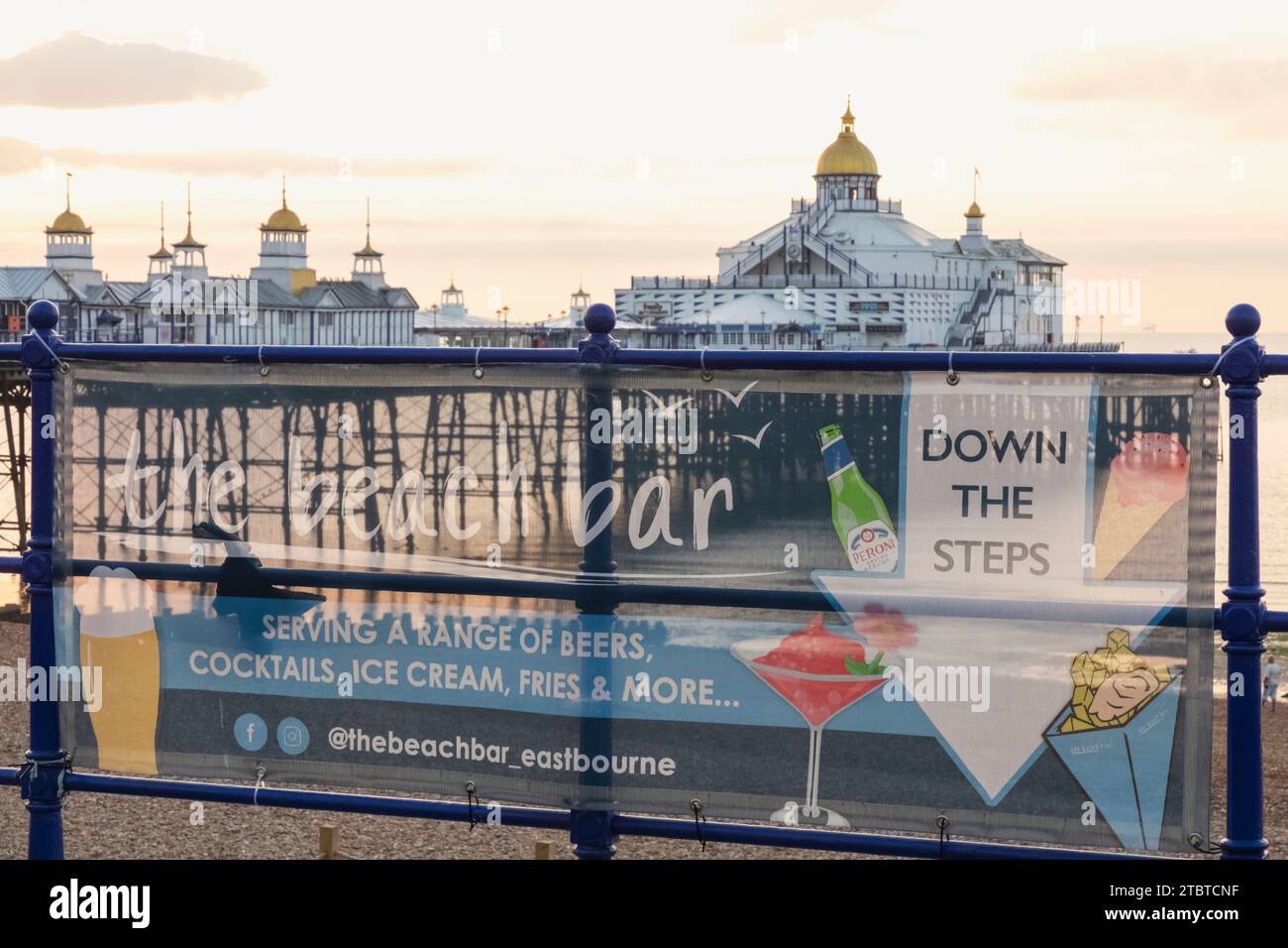 Inglaterra, East Sussex, Eastbourne, Beach Bar Sign y Eastbourne Pier Foto de stock