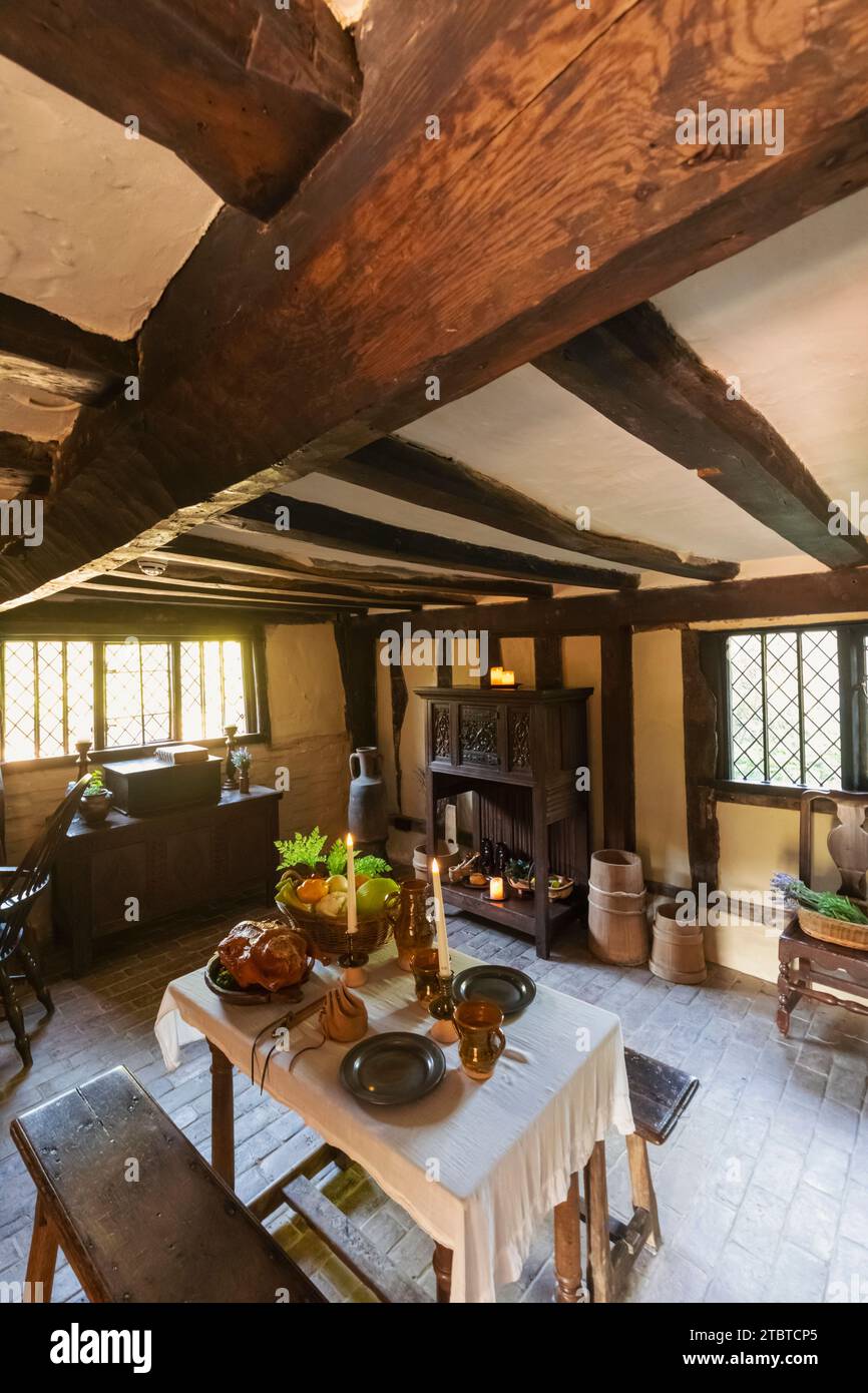 Inglaterra, East Sussex, Alfriston, Alfriston Village, Alfriston Clergy House, vista interior del comedor de la era Tudor Foto de stock