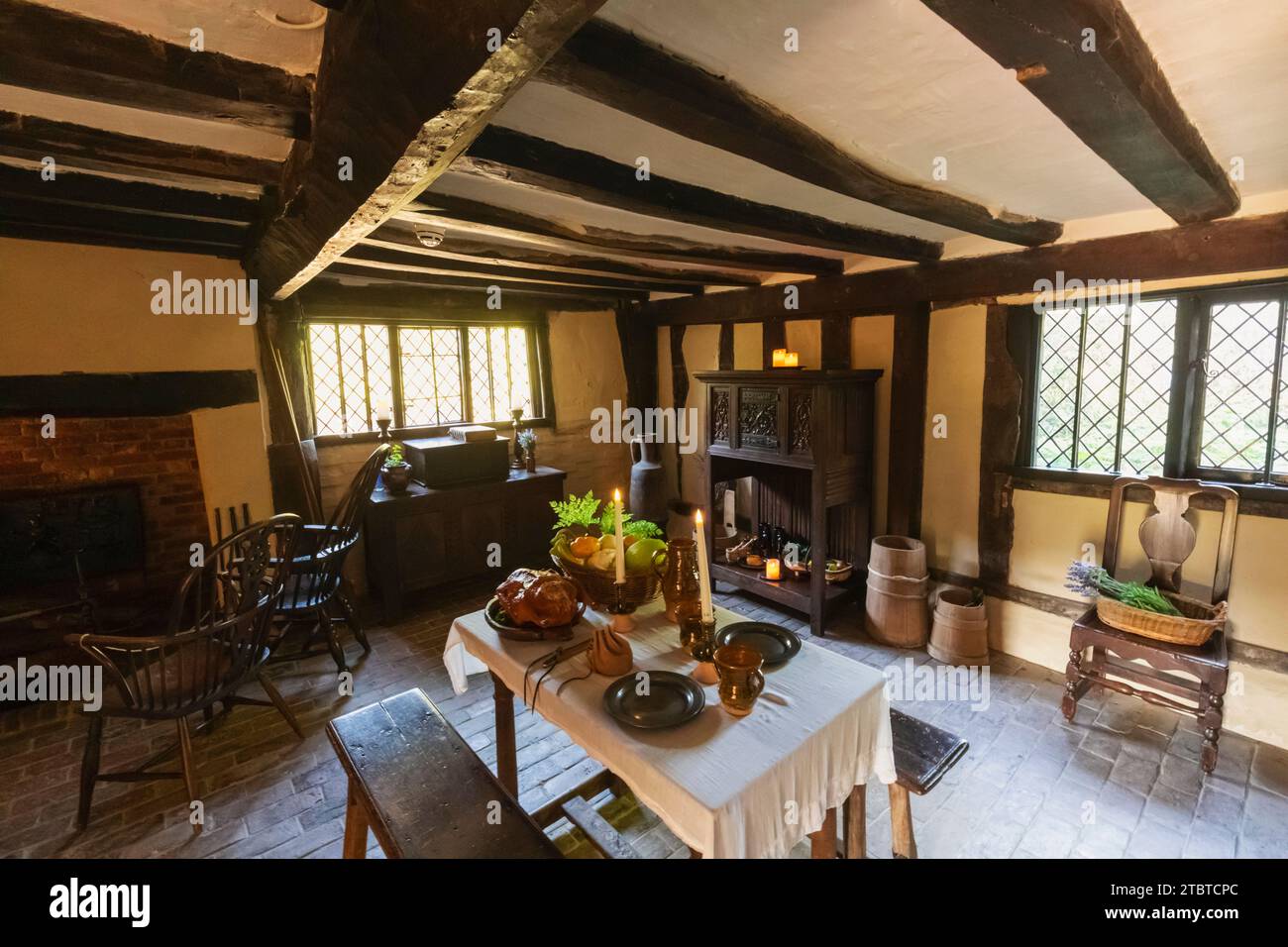 Inglaterra, East Sussex, Alfriston, Alfriston Village, Alfriston Clergy House, vista interior del comedor de la era Tudor Foto de stock