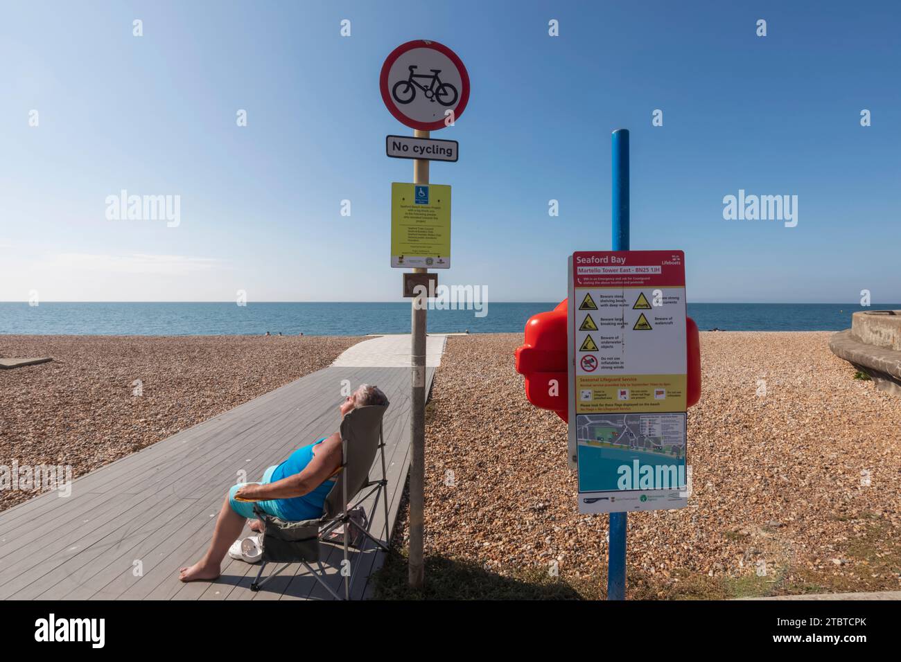 Inglaterra, East Sussex, Seaford, mujer tomando el sol en Seaford Beach Foto de stock