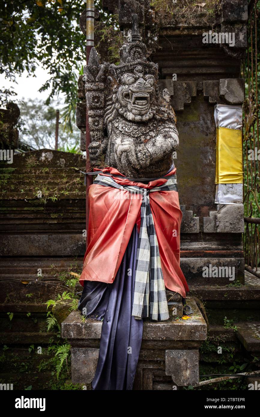 Un pequeño templo utilizado para abluciones sagradas, encantado y cubierto de musgo, con ofrendas, hermosas estatuas y mucho más, manantiales sagrados y agua bendita en Bali, Indonesia Foto de stock