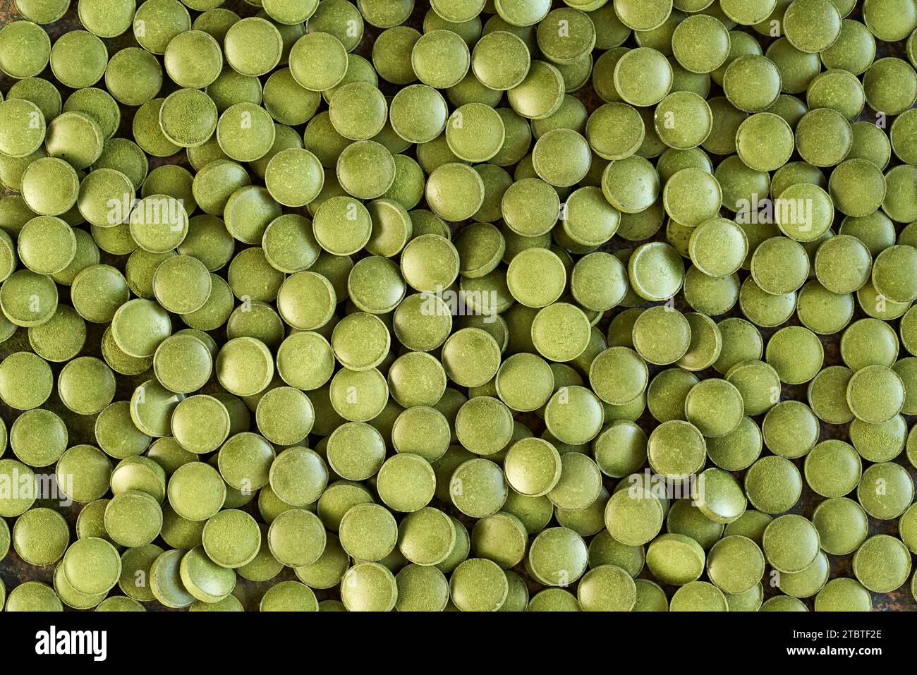 Tabletas de hierba de cebada verde como fondo Foto de stock