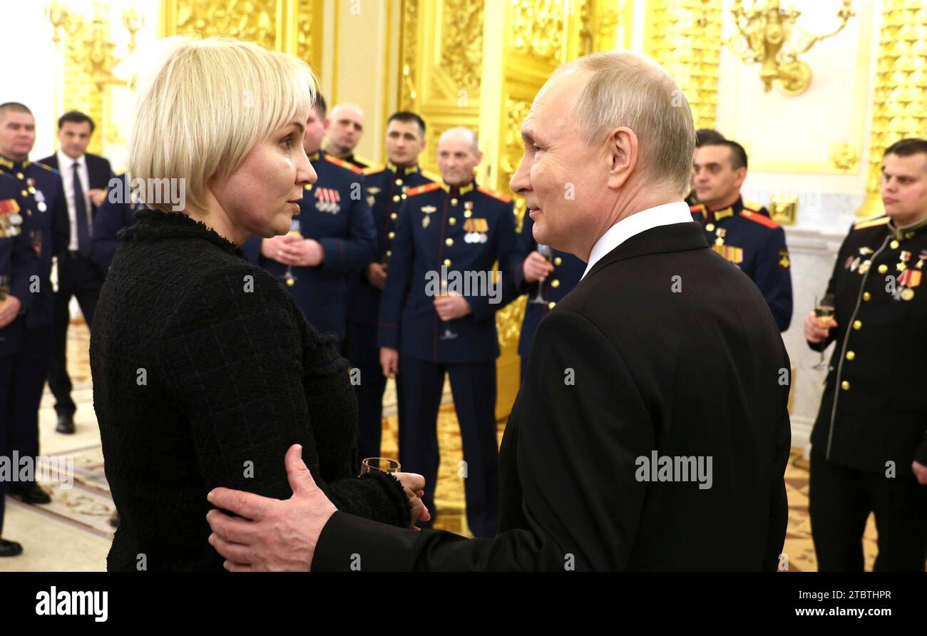 Moscú, Rusia. 08 de diciembre de 2023. El presidente ruso, Vladimir Putin, a la derecha, habla con la madre de la Estrella de Oro María Kostyuk, durante una recepción en la víspera del Día de los Héroes de la Patria en St George Hall del Palacio del Gran Kremlin, 8 de diciembre de 2023 en Moscú, Rusia. Crédito: Mikhail Klimentyev/Kremlin Pool/Alamy Live News Foto de stock