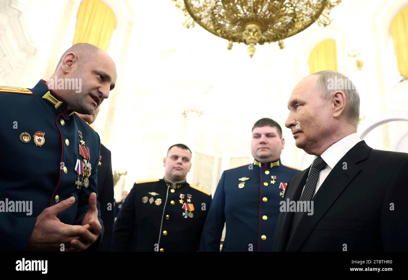 Moscú, Rusia. 08 de diciembre de 2023. El presidente ruso, Vladimir Putin, a la derecha, habla con el presidente del Consejo de la República Popular de Donetsk, Teniente Coronel Artyom Zhoga, a la izquierda, después de una ceremonia de concesión de medallas de la Estrella de Oro en la víspera del Día de los Héroes de la Patria en San George Hall del Palacio del Gran Kremlin, 8 de diciembre de 2023 en Moscú, Rusia. Crédito: Mikhail Klimentyev/Kremlin Pool/Alamy Live News Foto de stock