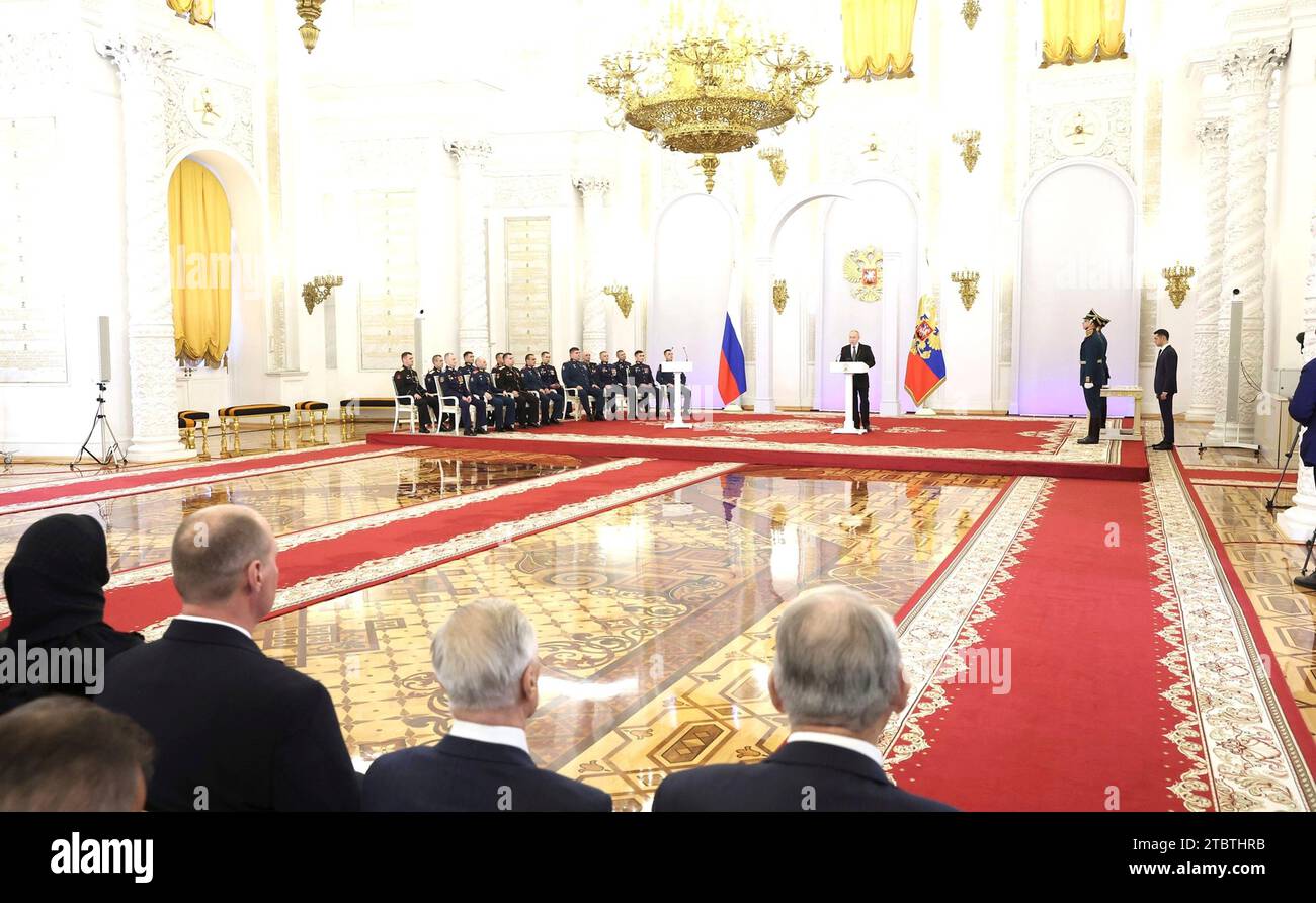 Moscú, Rusia. 08 de diciembre de 2023. El presidente ruso, Vladimir Putin, en el centro, lee la cita mientras presenta medallas de la Estrella de Oro durante una ceremonia de entrega de premios en la víspera del Día de los Héroes de la Patria en St George Hall del Palacio del Gran Kremlin, 8 de diciembre de 2023 en Moscú, Rusia. Crédito: Mikhail Klimentyev/Kremlin Pool/Alamy Live News Foto de stock