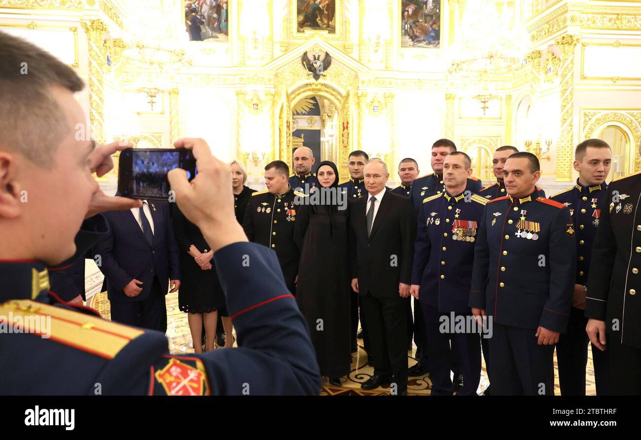 Moscú, Rusia. 08 de diciembre de 2023. El presidente ruso, Vladimir Putin, se encuentra con los héroes de la Estrella de Oro durante una recepción en la víspera del Día de los Héroes de la Patria en St George Hall del Palacio del Gran Kremlin, 8 de diciembre de 2023 en Moscú, Rusia. Crédito: Mikhail Klimentyev/Kremlin Pool/Alamy Live News Foto de stock