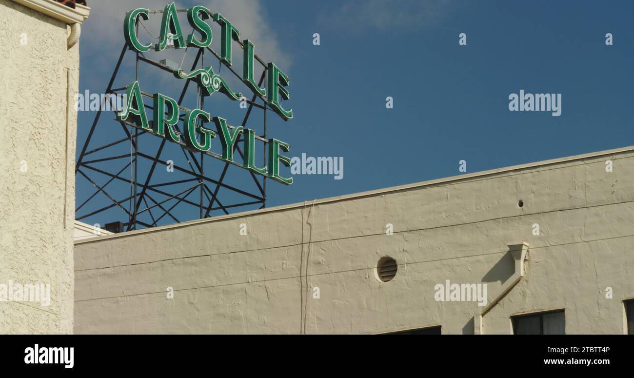 El Castillo Argyle, señalización retro contra un cielo azul del sur de California con interesantes líneas de techo plano y sombras geométricas. Foto de stock