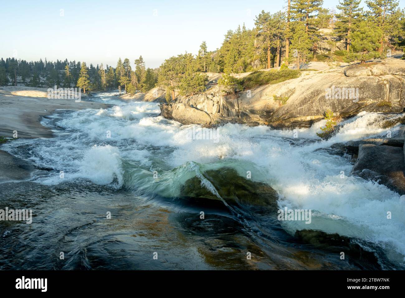 Falls Creek se precipita sobre Granite Rocks en el Parque Nacional Yosemite Foto de stock