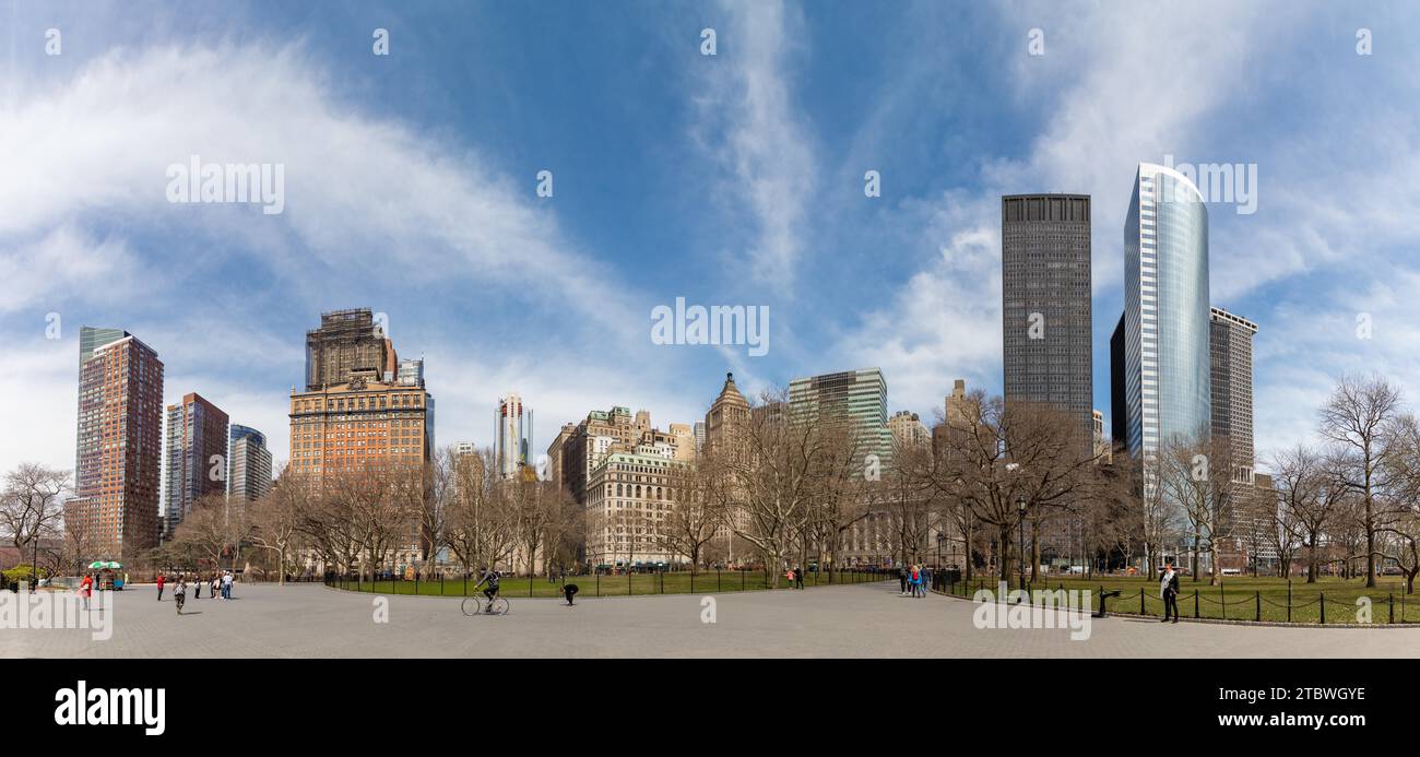 Una imagen panorámica de los edificios del Bajo Manhattan vista desde Battery Park Foto de stock